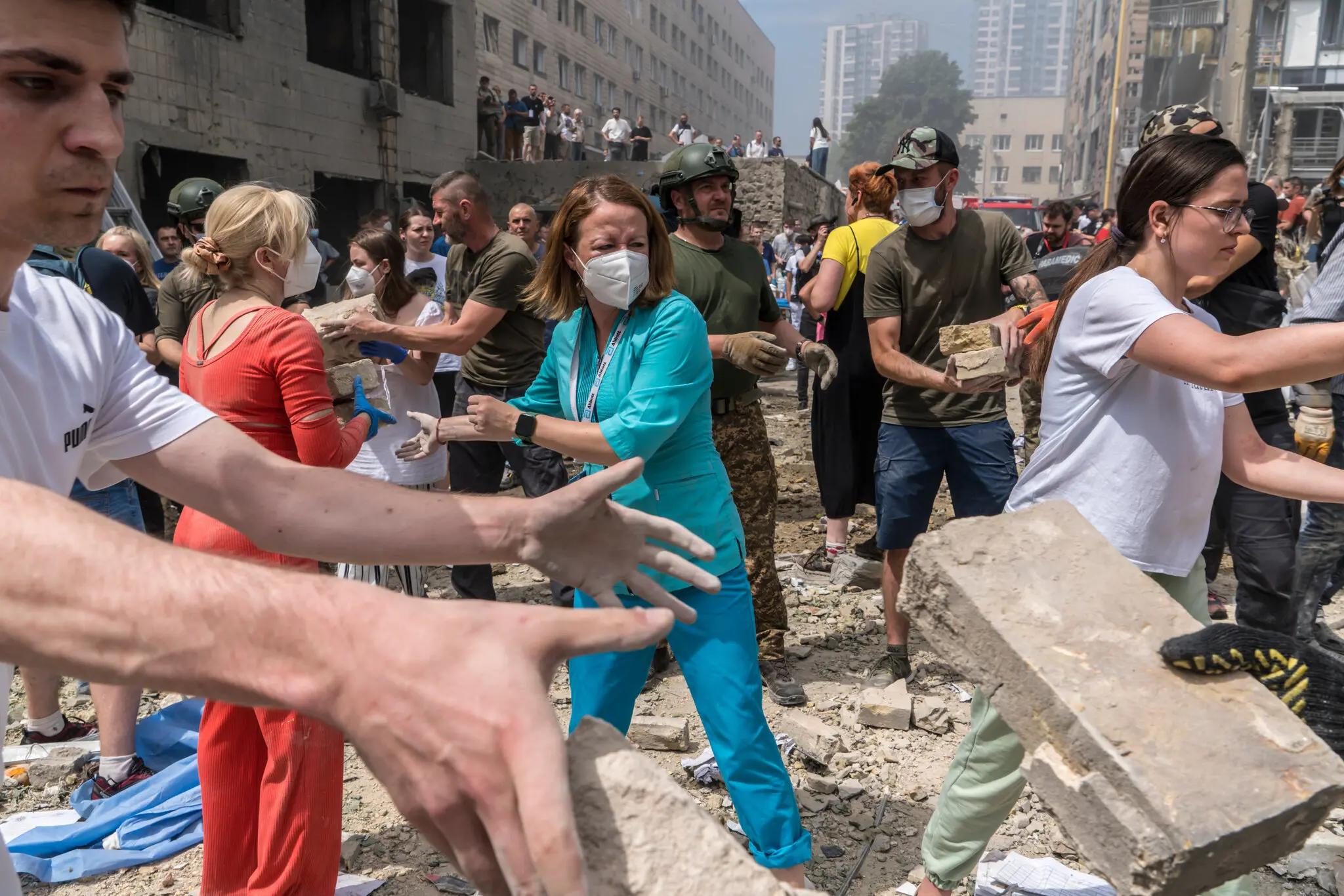Рятувальники та волонтери розбирають завали та шукають тих, хто вижив після російського ракетного удару по дитячій лікарні Охматдит у Києві, 8 липня.